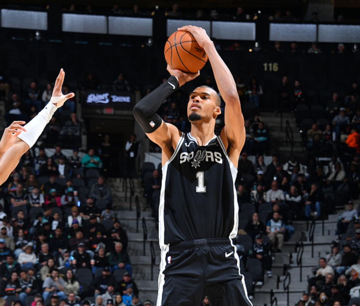保利体育官方网站-西部最新排名：勇士创NBA奇迹，湖人收大礼，雷霆爆冷连败