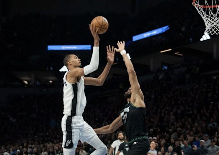 保利体育官方入口-比肩四大传奇中锋，文班39分15板5帽成为NBA季后赛历史第五人